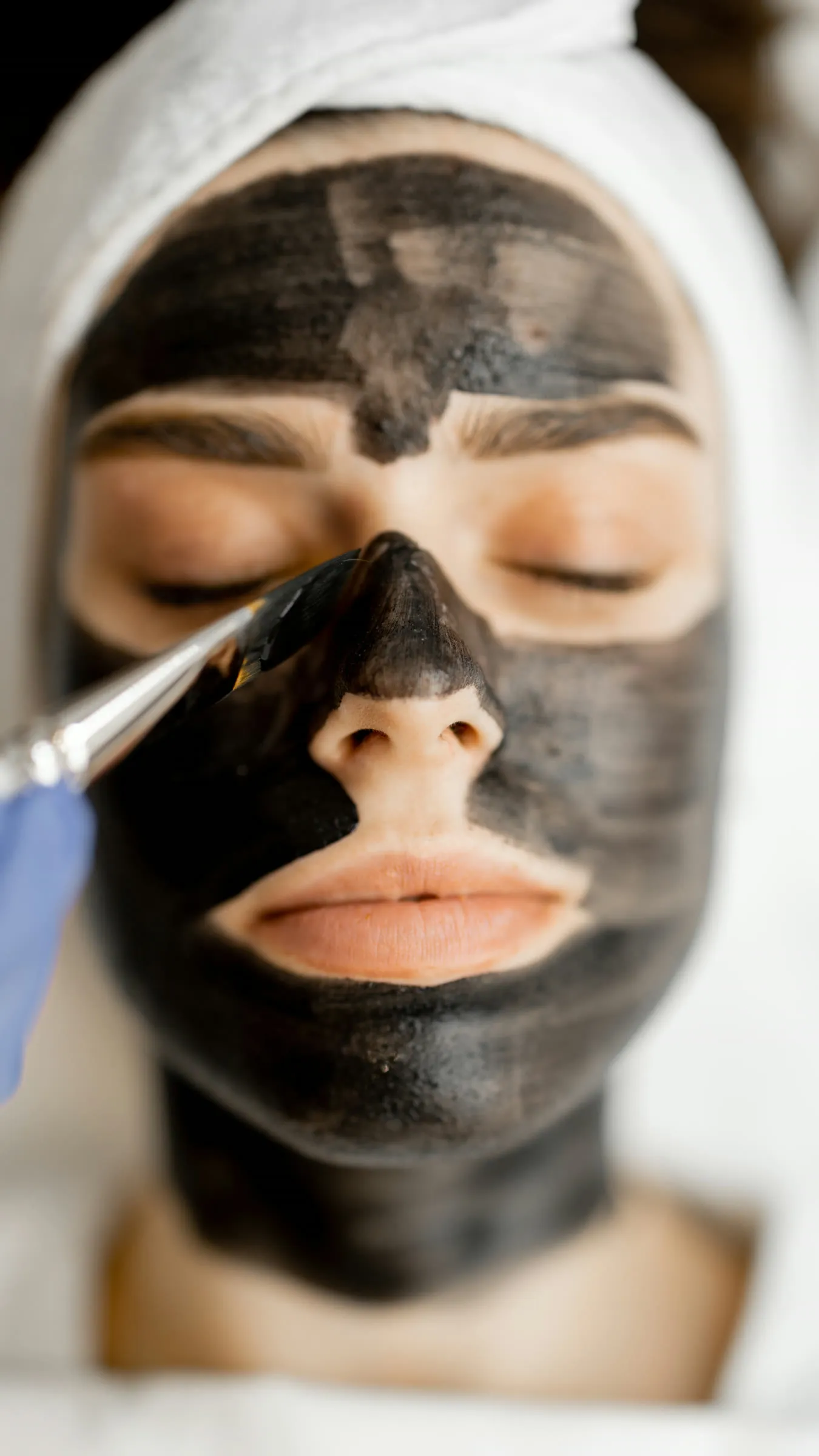 Aplicación de la mascarilla de carbón activo