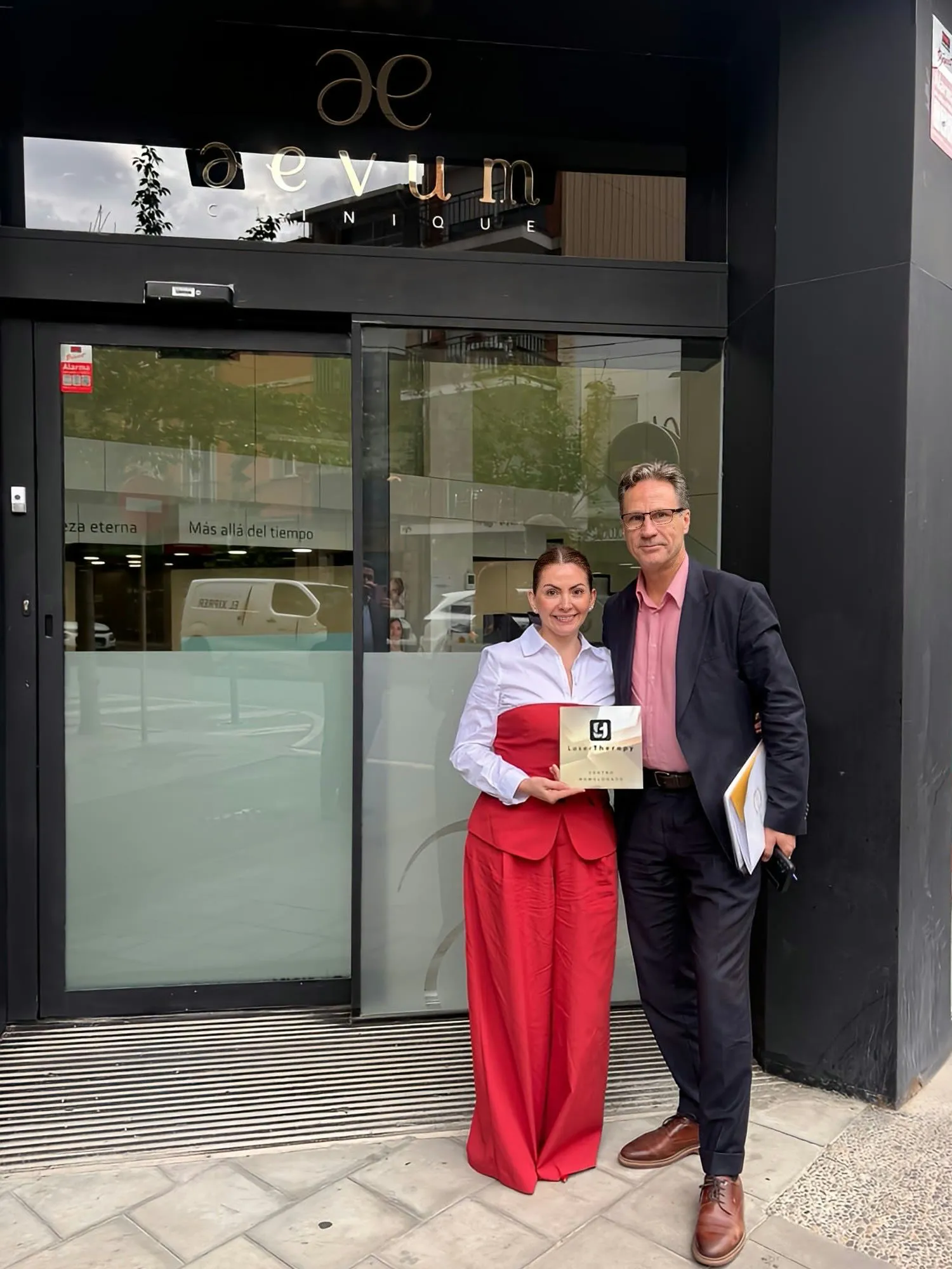 Entrega de la homologación Laser Therapy en Aevum Clinique, Granollers