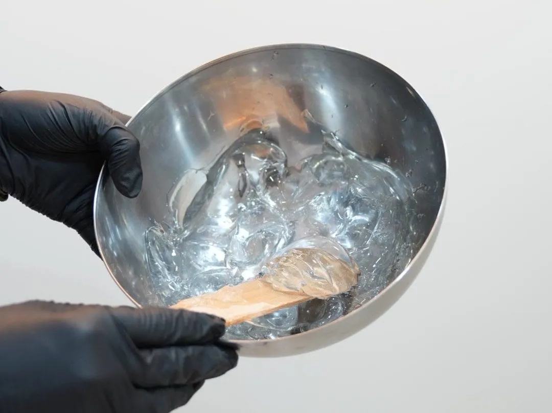 Profesional preparando el gel conductor antes de la sesión de láser