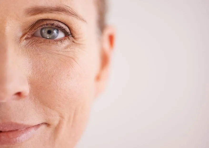 Mirada de mujer madura con la piel luminosa