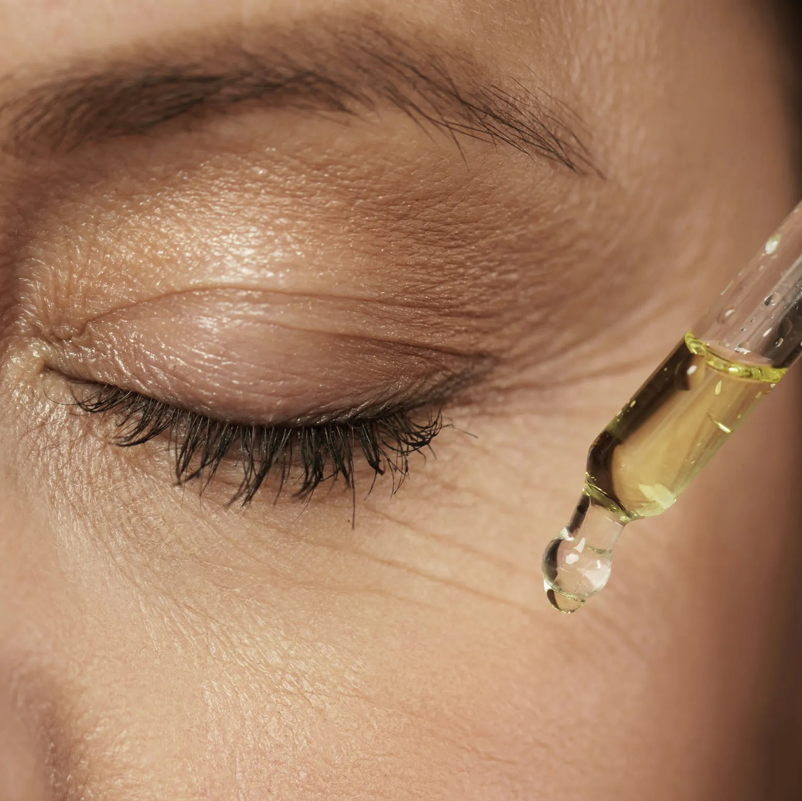 Aplicación de sérum con cuentagotas junto al ojo